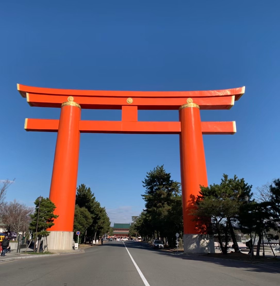 まず岡﨑といえば、朱塗りの本殿と大鳥居が有名な平安神宮。